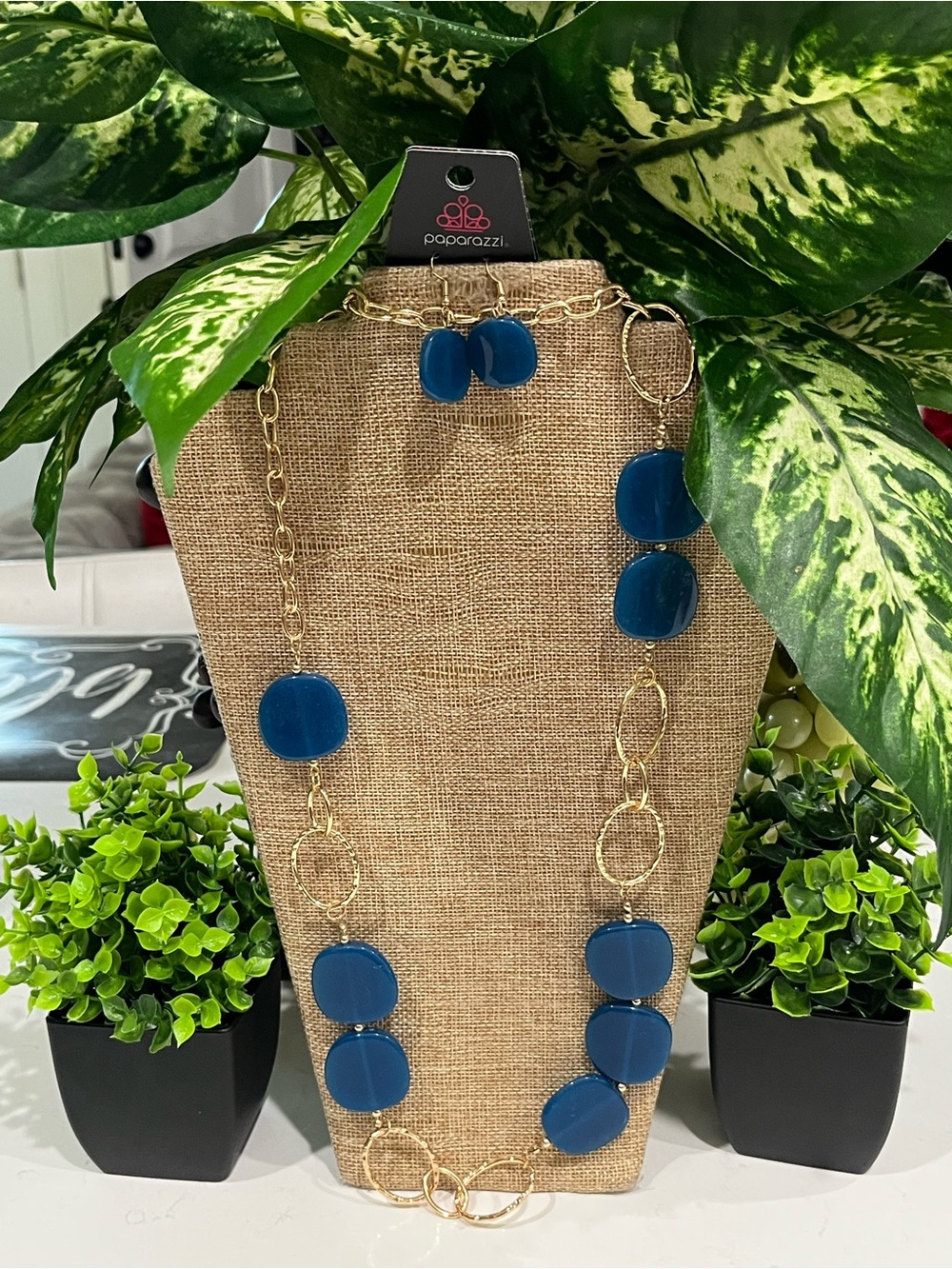 paparazzi Gold-Link Necklace with Deep Blue Resin Discs - Picture 3 of 4